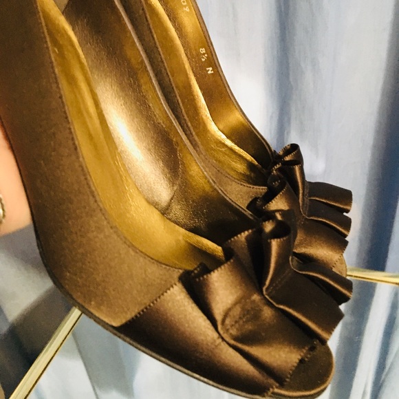 STUART WEITZMAN brown satin ruffle peep toe heels - Picture 4 of 7